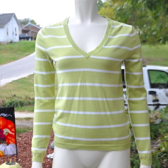 2/$10 Joe Fresh V-Neck Sweater 100 percent coton MUST BUNDLE FOR THIS PRICE - Picture 2 of 4